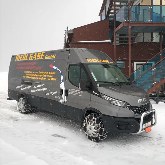 Riedl Gase Firmenwagen im Schnee